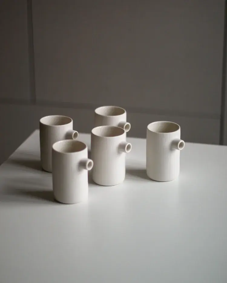 Slip-cast porcelain small bowl with delicate rim